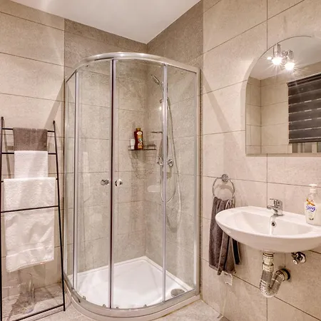 Spacious 3br Flat, Equipped Kitchen, Pool Table Apartamento