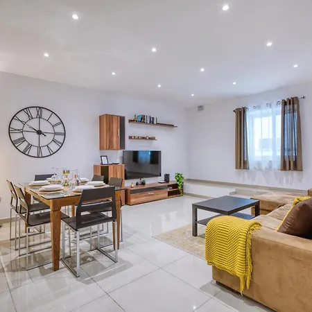 Lejlighed Spacious 3br Flat, Equipped Kitchen, Pool Table