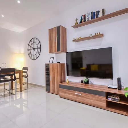 Spacious 3br Flat, Equipped Kitchen, Pool Table Lejlighed *