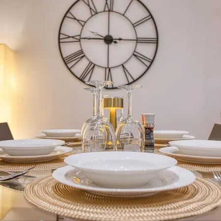 Lejlighed Spacious 3br Flat, Equipped Kitchen, Pool Table