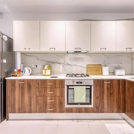 Spacious 3br Flat, Equipped Kitchen, Pool Table Apartamento *