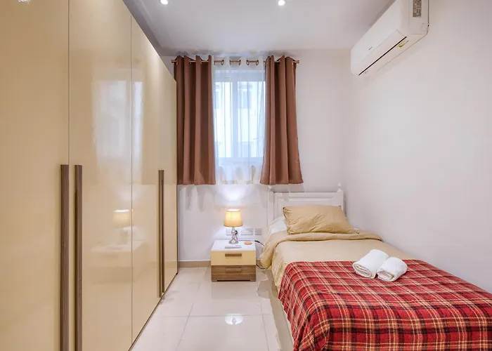 Apartment Spacious 3br Flat, Equipped Kitchen, Pool Table