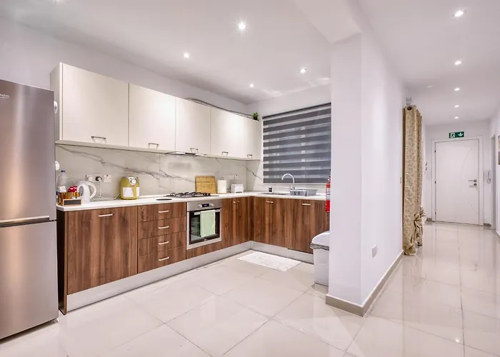 Apartment Spacious 3br Flat, Equipped Kitchen, Pool Table *